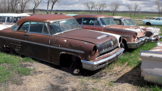 Illustration for article titled Classic cars of a huge Nebraskan junkyard get a second chance at life